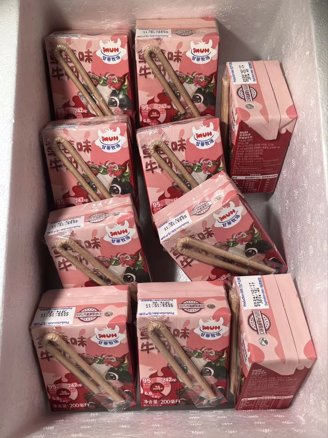 这个草莓奶！像是一百颗草莓在嘴里爆开！