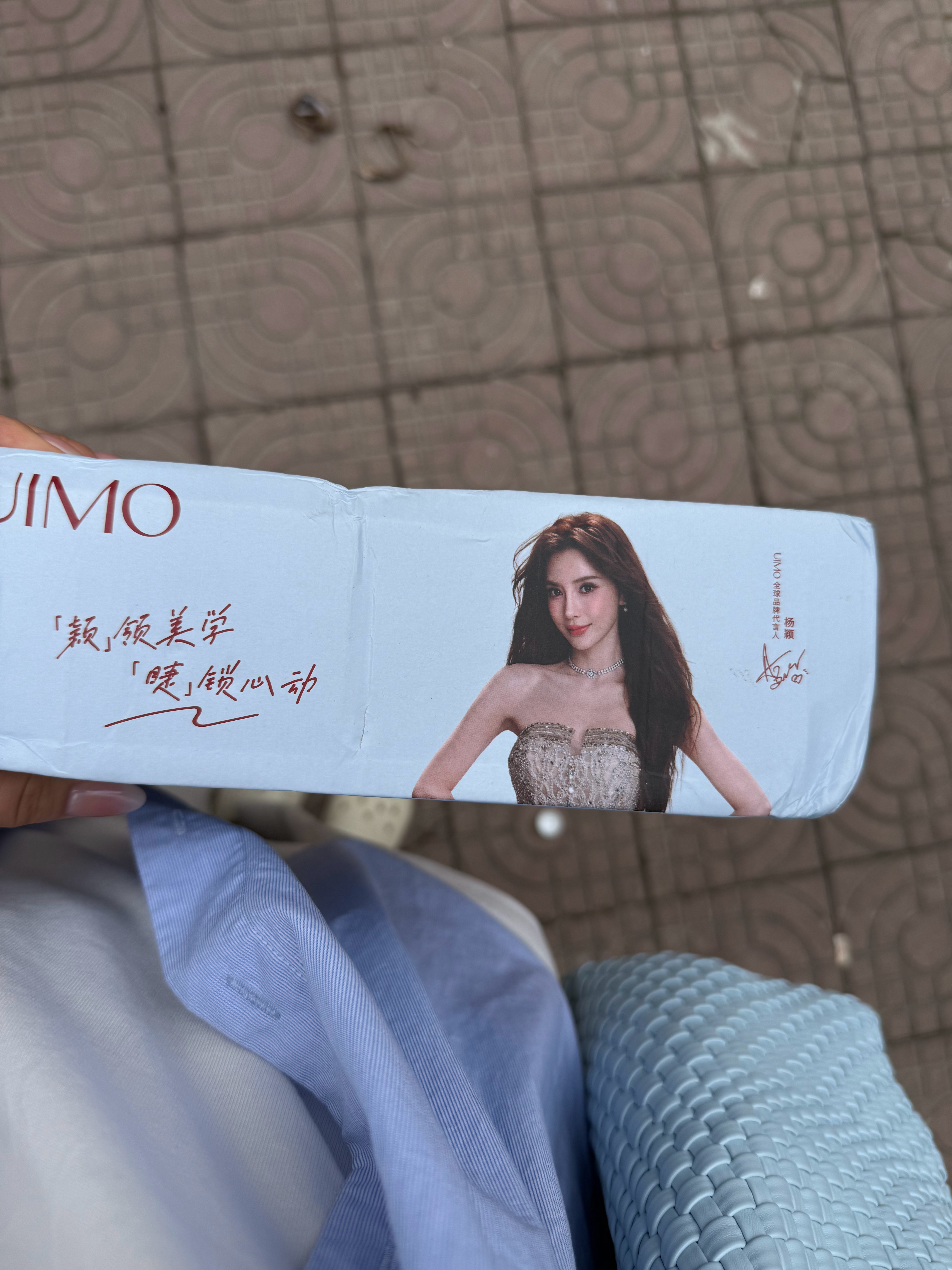 uimo首位全球品牌代言人杨颖 angelababy 背上纽芝兰去取uimo好漂