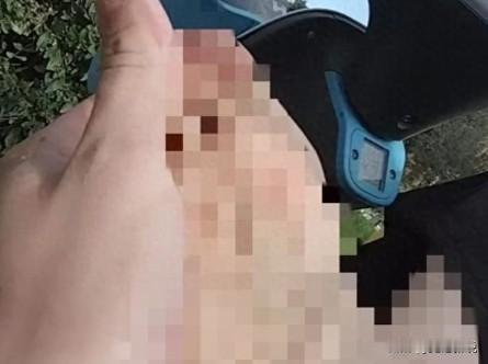 真恶心！内蒙古，一女子刚下地铁就被一名男子提醒，脚下踩住了东西，可当女子将信将疑