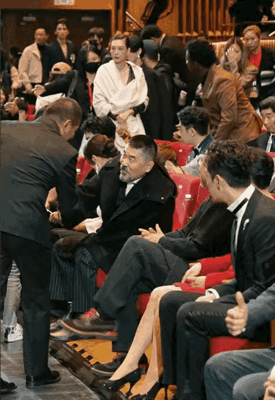陈建斌被骂，我是他的粉丝，这一次我都不站他。实话实说，作为前辈的丁勇岱，俯下身躯