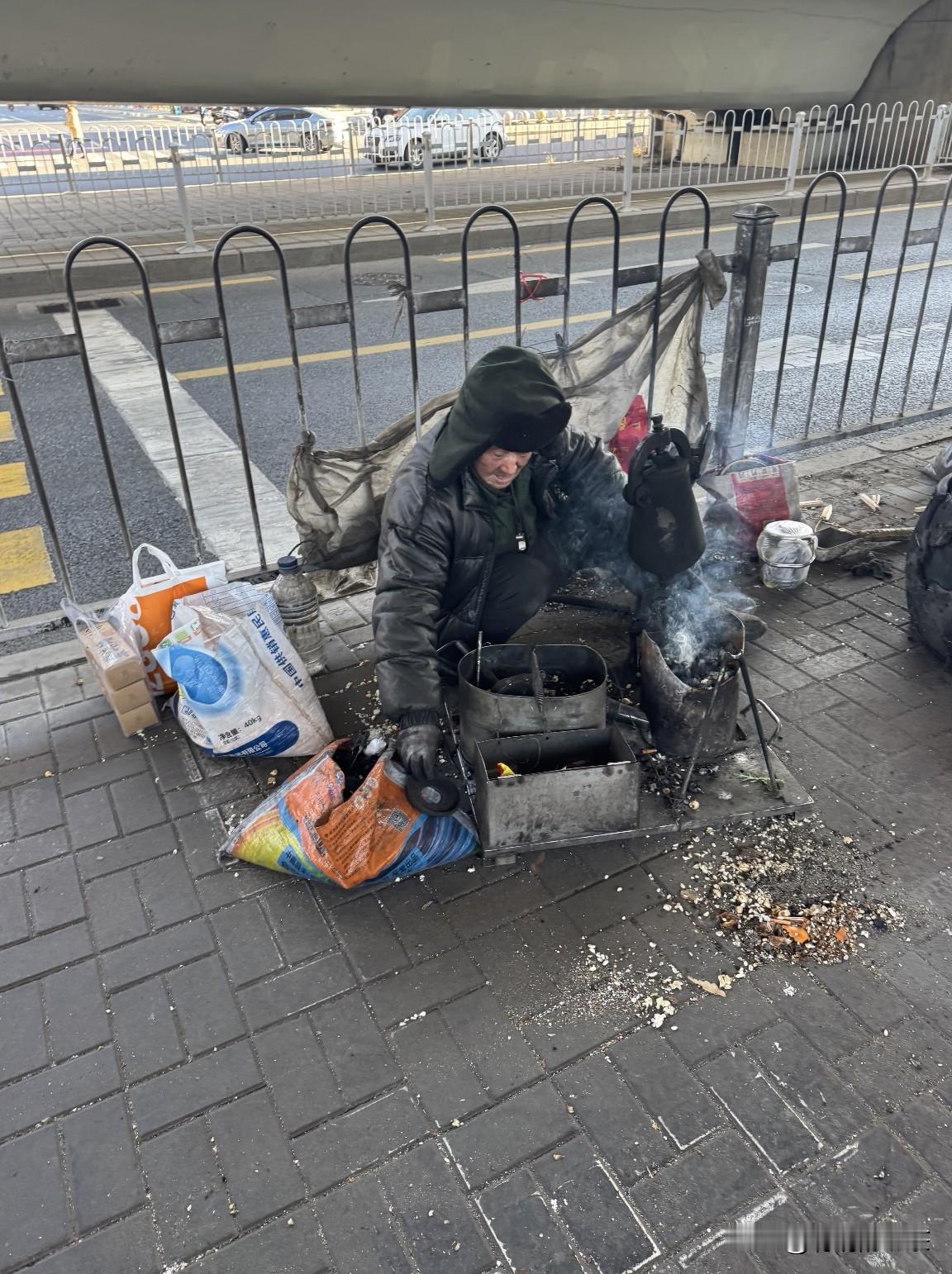 大冷天的一个老大爷在路边出摊蹦爆米花很可怜，能帮就帮一把吧？