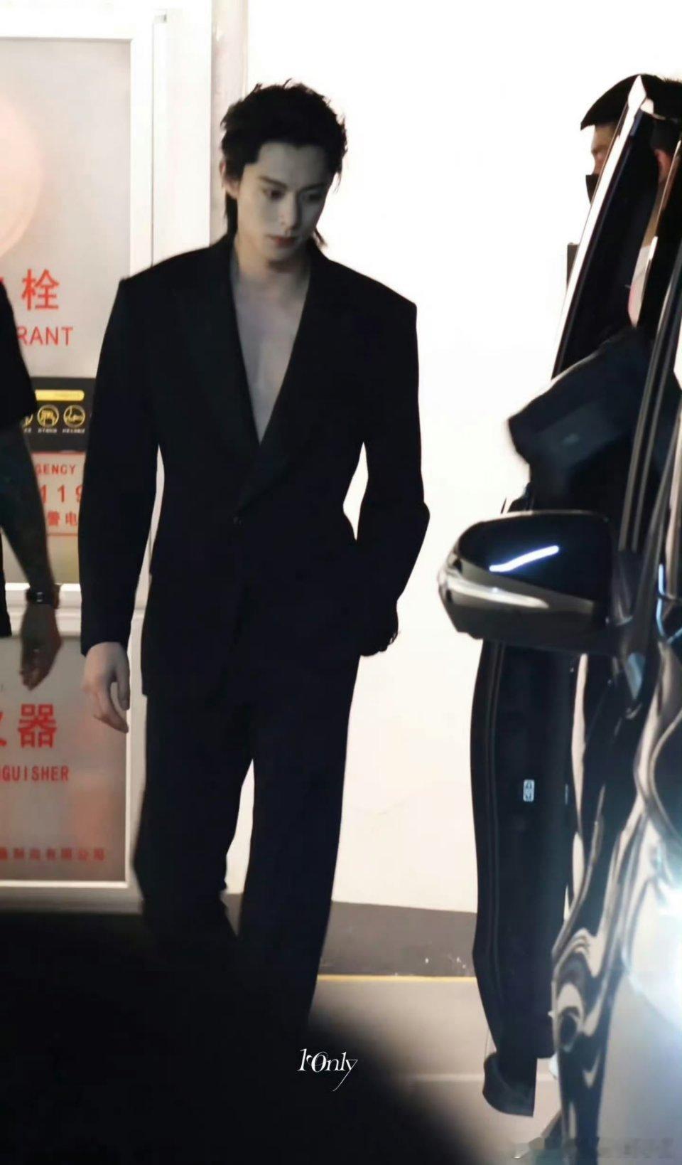 王鹤棣四川 LV 高级珠宝展活动路透，这个全黑西装大深 V🥵🥵🥵 ​​​