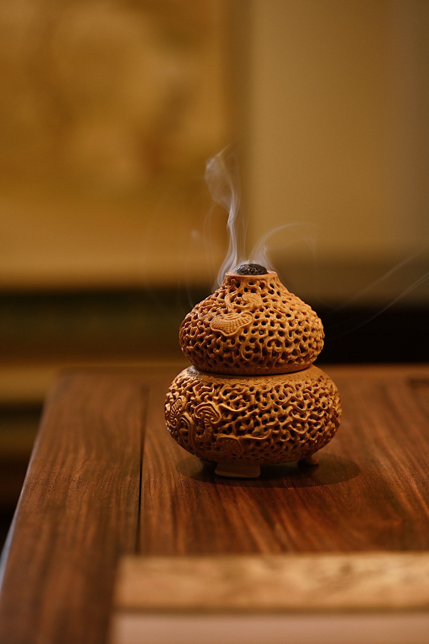 黄杨木 | 灵芝福禄 葫芦香炉造型饱满，端庄大气，纯手工镂空雕刻，线条古朴流畅，