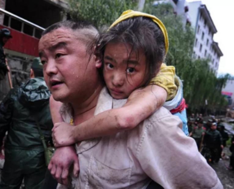 2008年汶川地震后，一位父亲徒手在学校废墟里刨了十几个小时，十几年后，女儿依偎