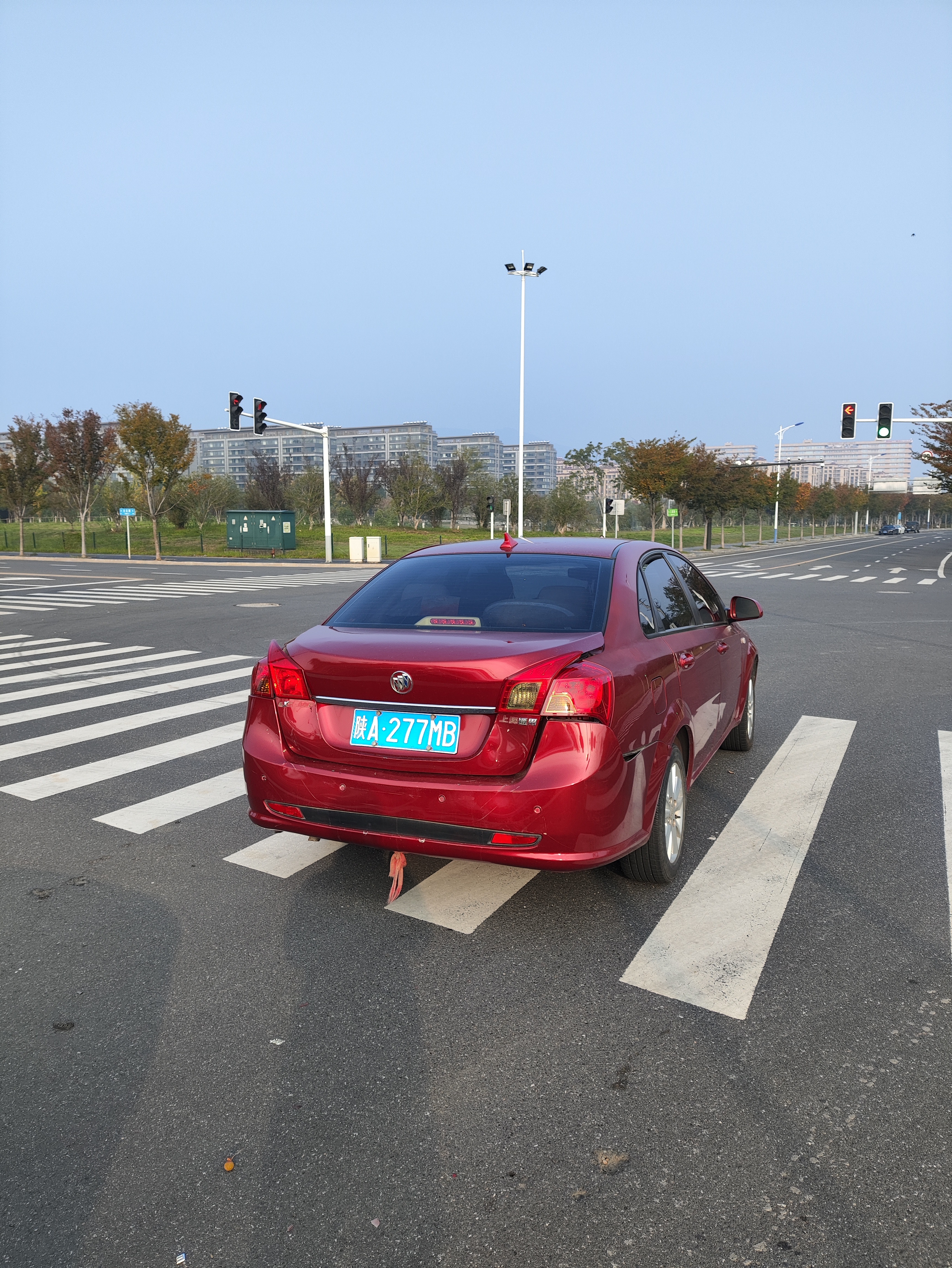 超完女司机，下个路口遇红灯一定要右拐赶紧跑，不然的话…… ​​​