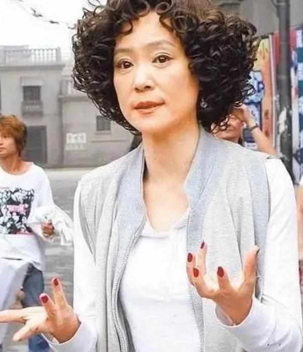 当年，38岁的刘雪华意外有孕。男友刘德凯却爱上了金发碧眼的法国美女。刘雪华伤心欲