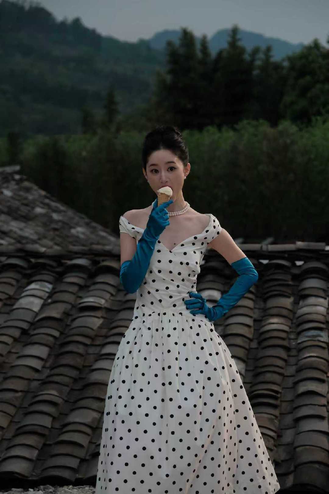 郭晓婷波点女郎  郭晓婷波点女郎V领波点连衣裙＋公主盘发，是俏皮可爱的波点女郎呀