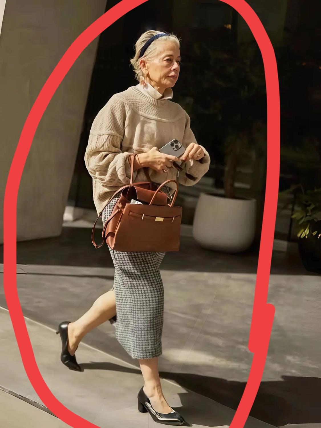 大街上，突然，发现一位气质优雅的女子！她留着一头利落的浅金色短发，发丝略显蓬松，