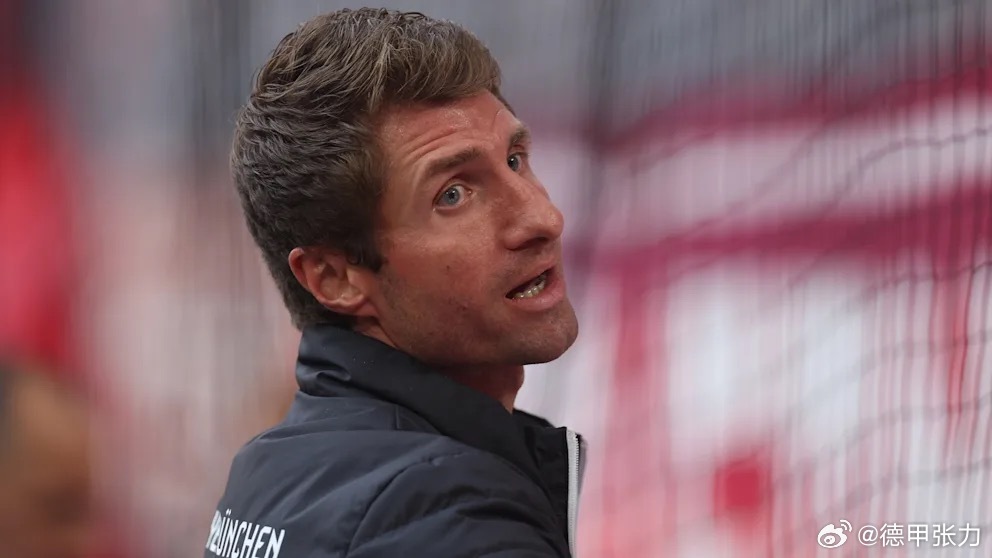 托马斯·穆勒的弟弟西蒙·穆勒将会在赛季结束后离开拜仁，他目前是负责球迷事务，希望