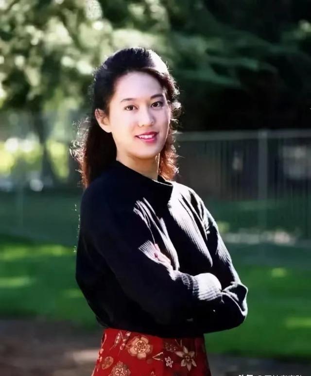 这位美丽的女子就是美籍华裔作家张纯如，
2004年，年仅36岁的张纯如自杀，她1