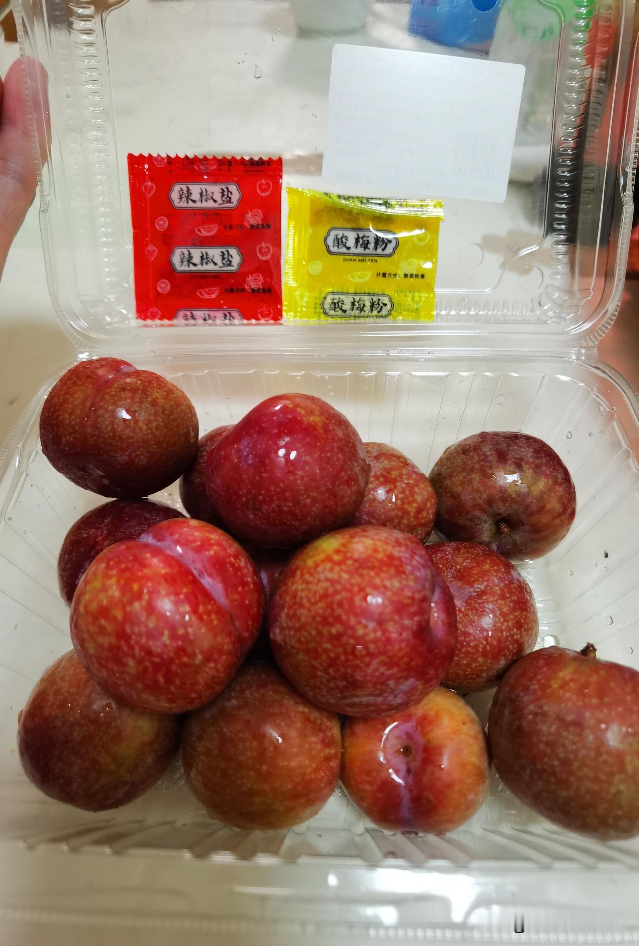 我滴妈呀！心血来潮想吃三华李，买了一盒，那叫一个巨酸，不愧是酸嘢三华李，名不虚传