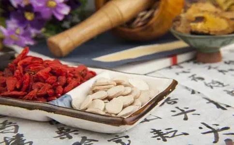 体内有湿，就用这5个药，吸干湿气一身轻
1.肺中有湿——小青龙汤
表现：咳嗽痰多