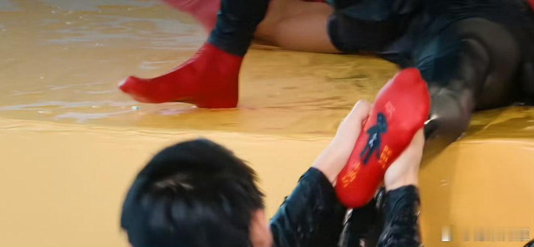 鹿晗袜子踩小人鹿晗袜子是踩小人鹿晗袜子是踩小人，如何，