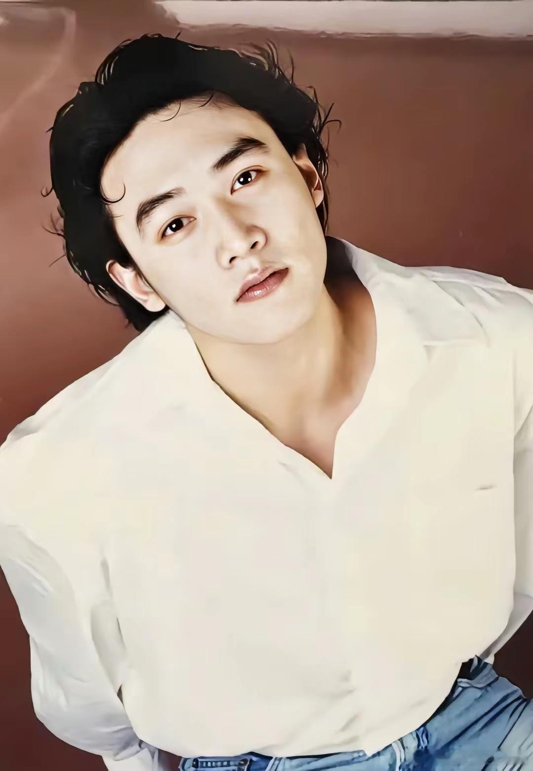 陆毅年轻时就是硬帅！陆毅年轻时是真的很帅, 五官无可挑剔，给人一种长相端正的感觉