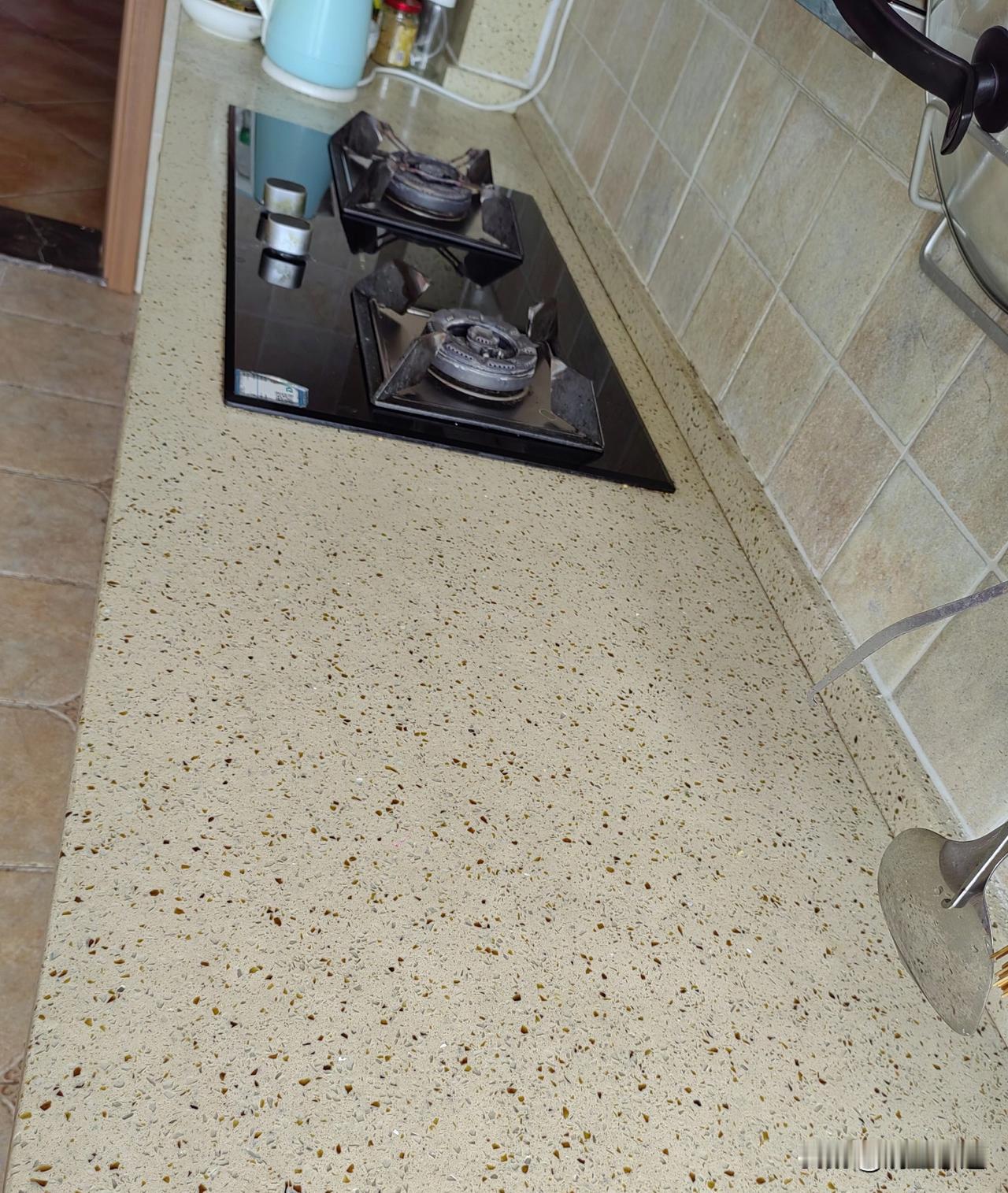 锤子剪刀布决定做家务
昨天下午，我出去买生抽，在等电梯。听到传来锤子、剪刀、布的