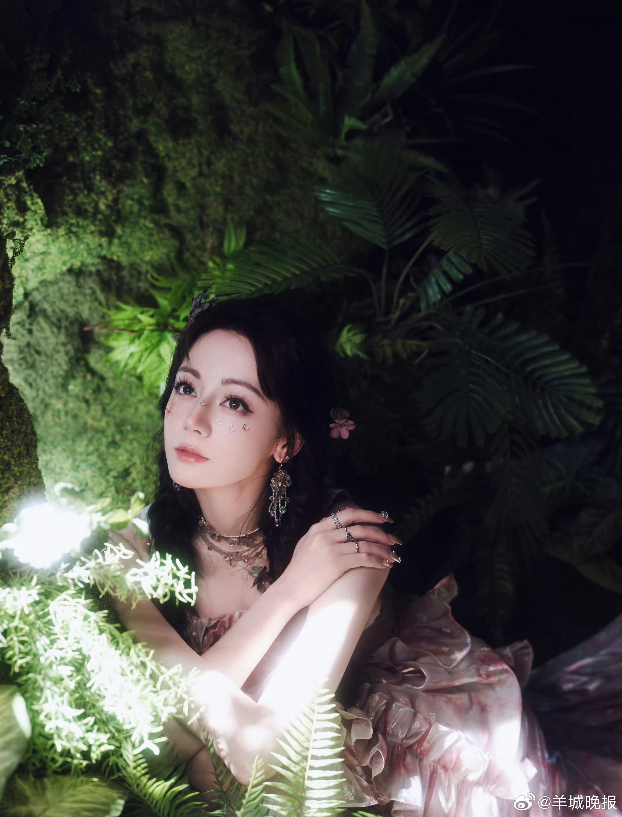 #迪丽热巴[超话]#  【谁是你心中的精灵仙子】是天地间第一缕呼吸的凝结，是万物