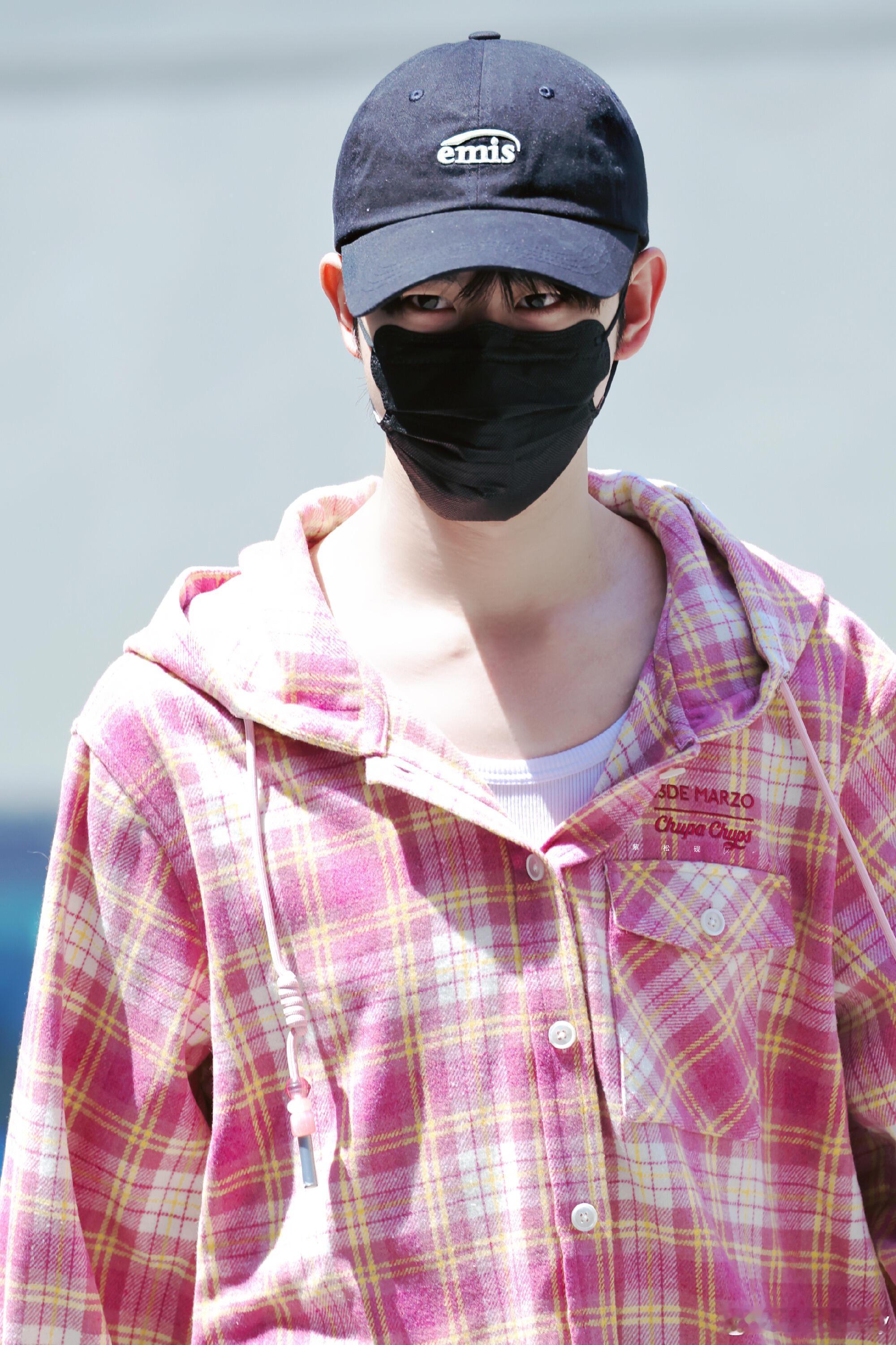 260426｜田嘉瑞夏日清爽男友风天花板• 粉格连帽衬衫：这件粉调格纹衬衫自带软