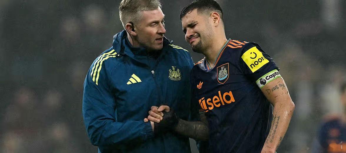 纽卡斯尔 2-3输给布伦特福德之后，纽卡斯尔球员开了会，主教练埃迪-豪重申了他的