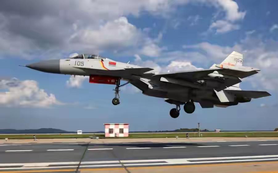 近期，中美日5艘航母齐聚西太平洋。辽宁舰逼近东京湾，日本“加贺”号拦截作秀，美国