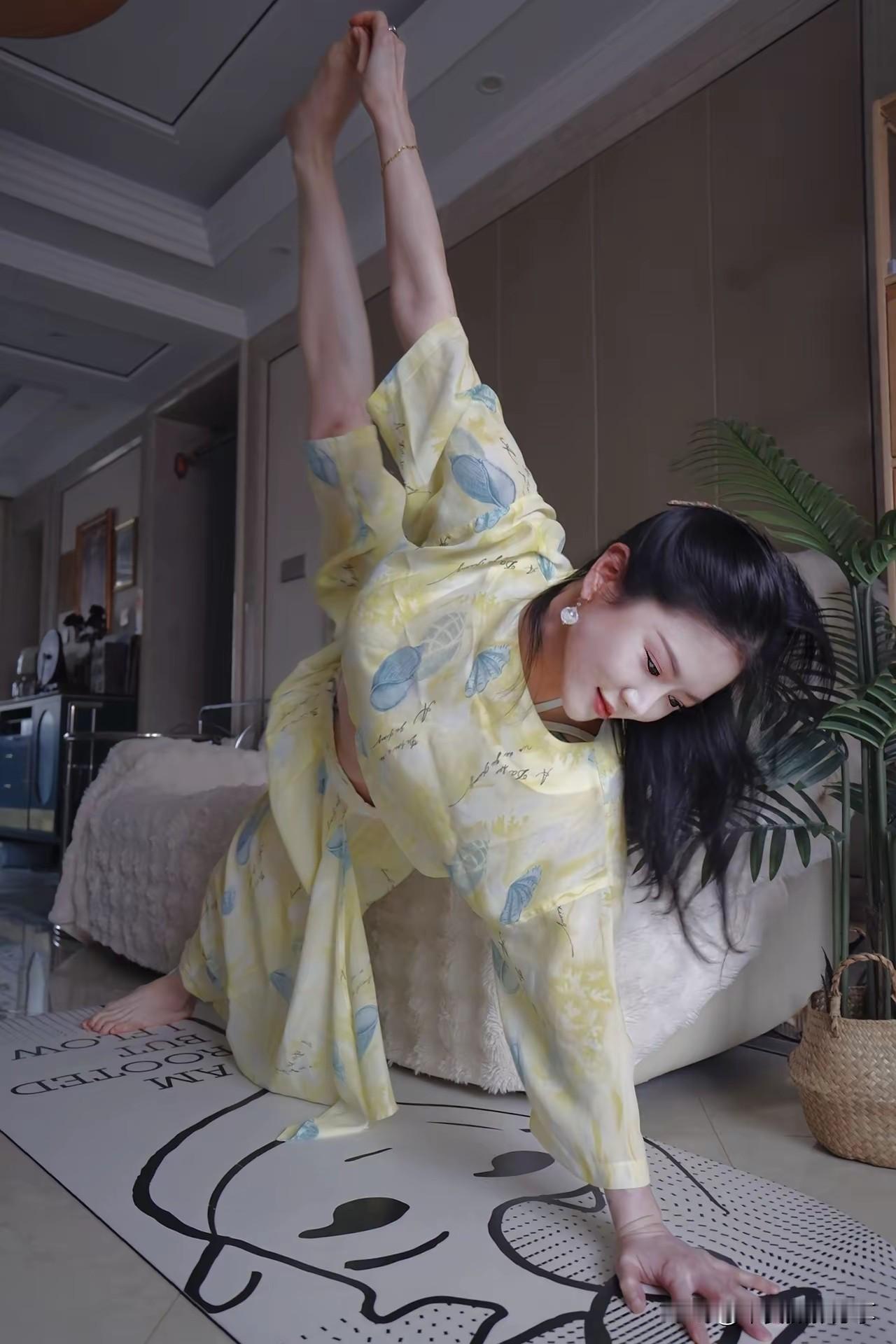 有个会瑜伽的女朋友 体验？请用一句话评价刘亦菲 学习能改变什么东西 一起分享时尚