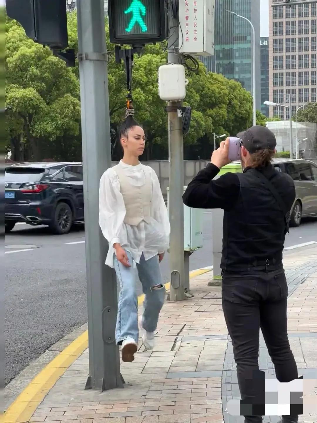 洋相还得洋人出
上海不愧是国际大都市
精神状态领先我10年