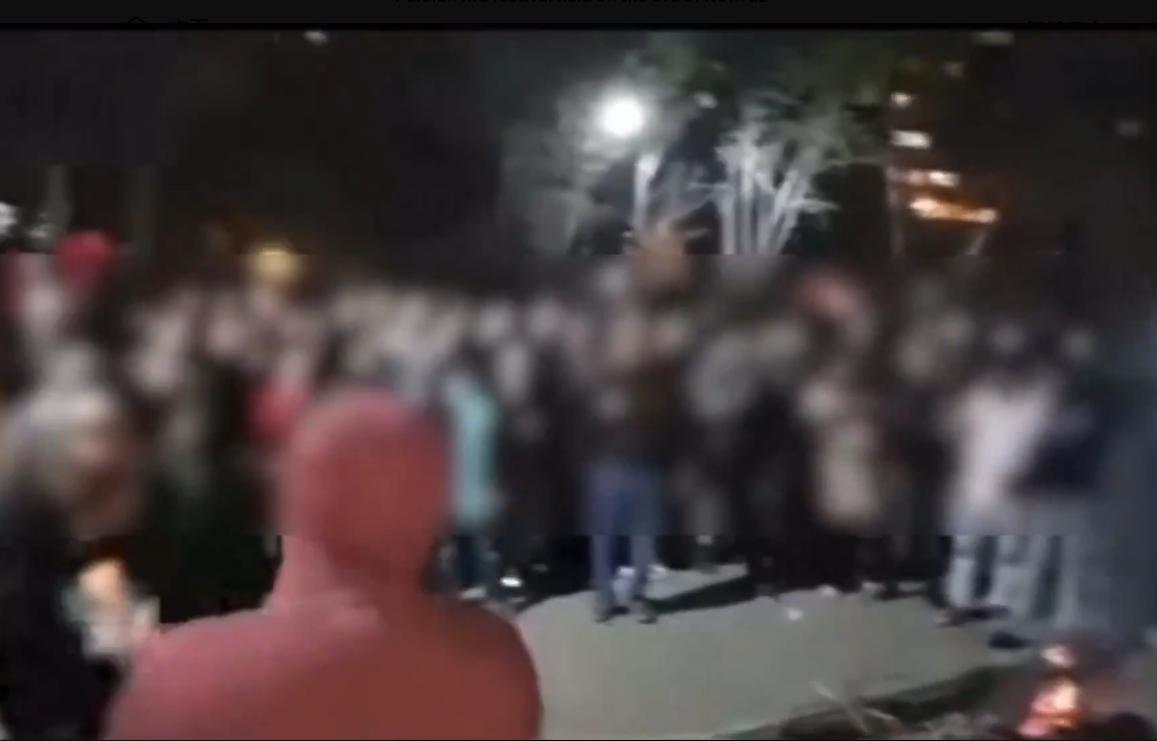 【在伊朗，人们正在庆祝查哈尔尚贝苏里节——一个古老的波斯火节，在诺鲁孜节前夕举行