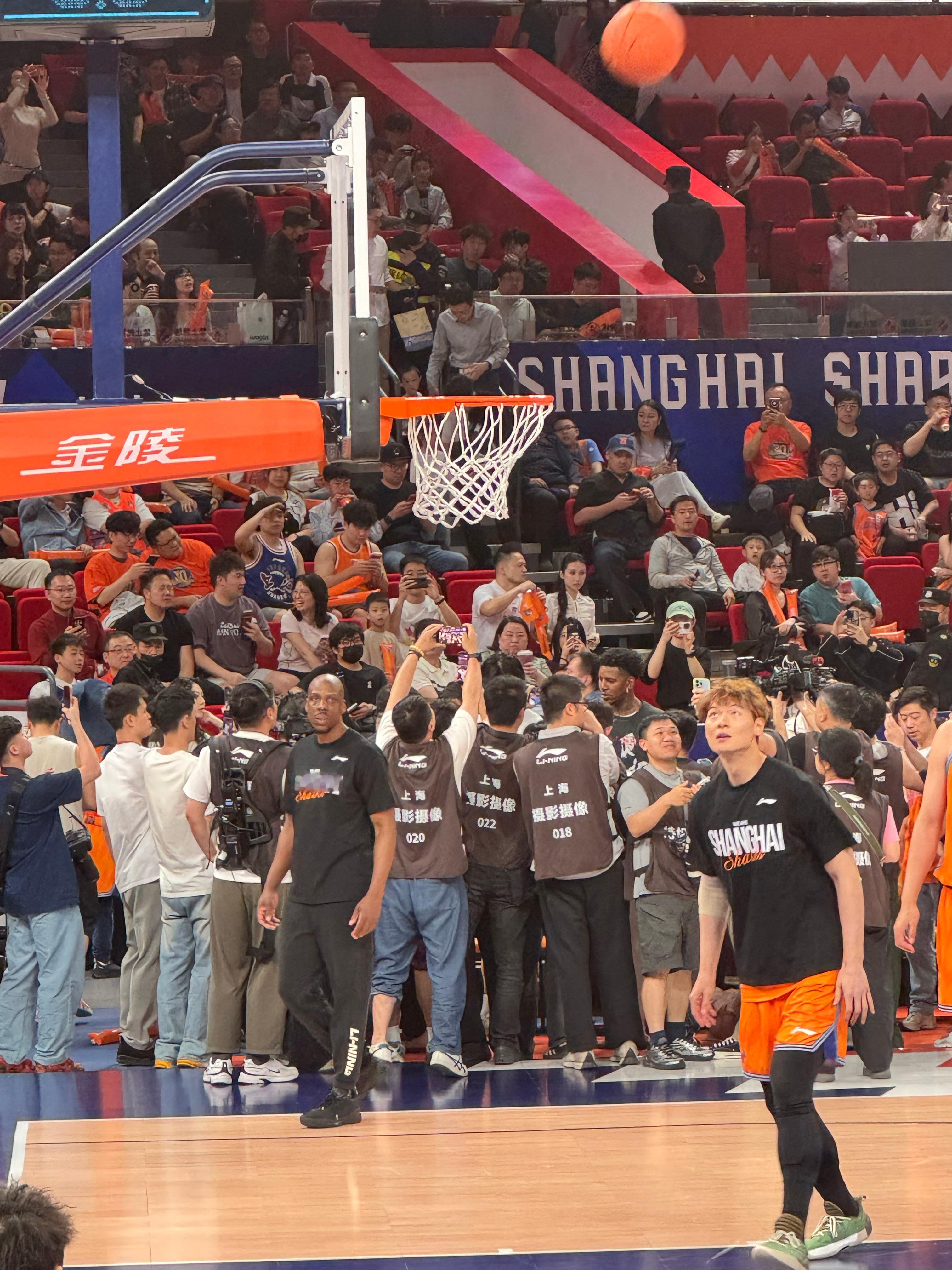 今晚上海男篮vs北京男篮 尼克杨来到现场观看上海久事大鲨鱼