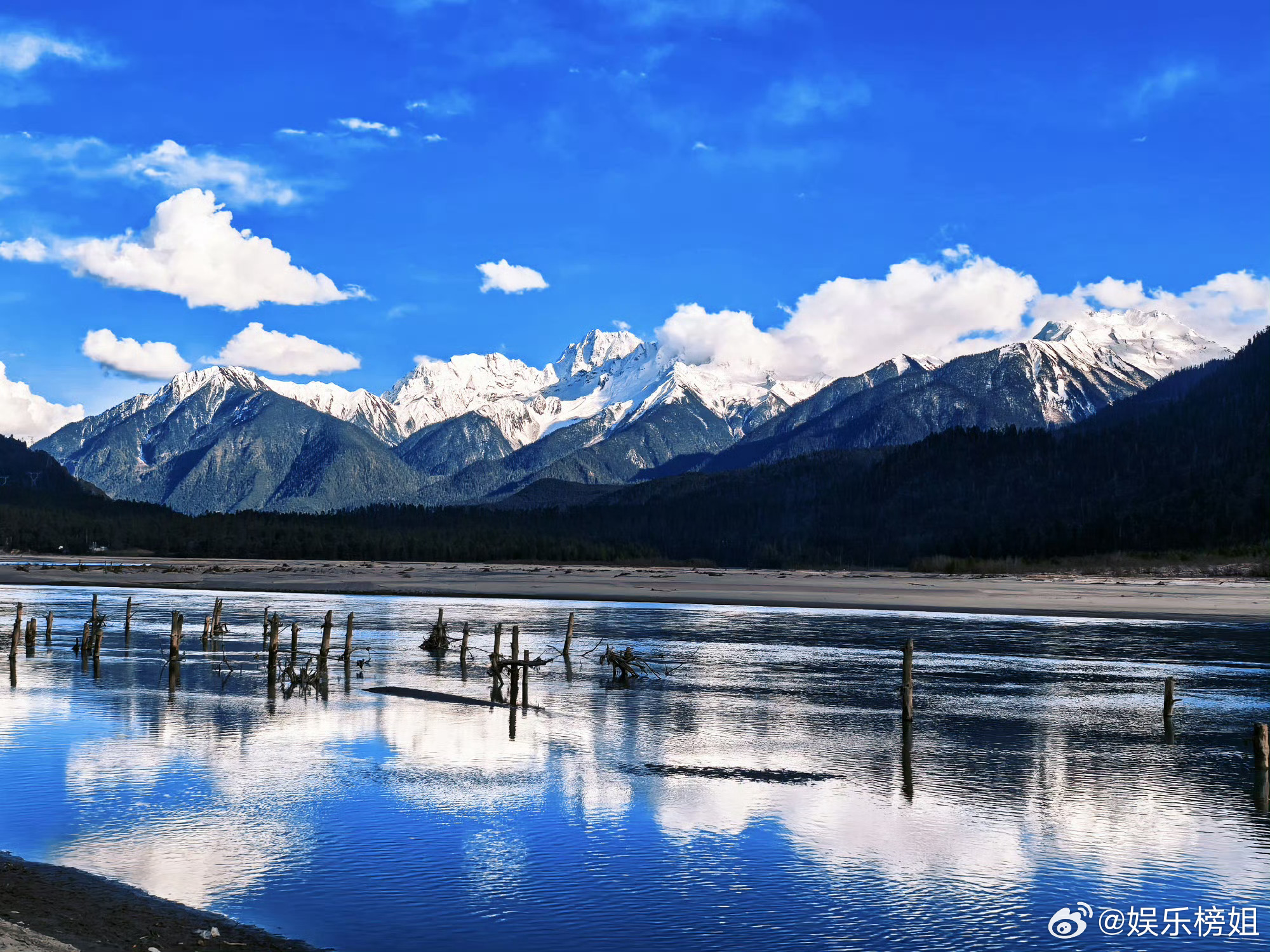 赵小童第一次去就看到了日照金山 这也太美了，哥好幸运！替我们多看看雪山高原的美景