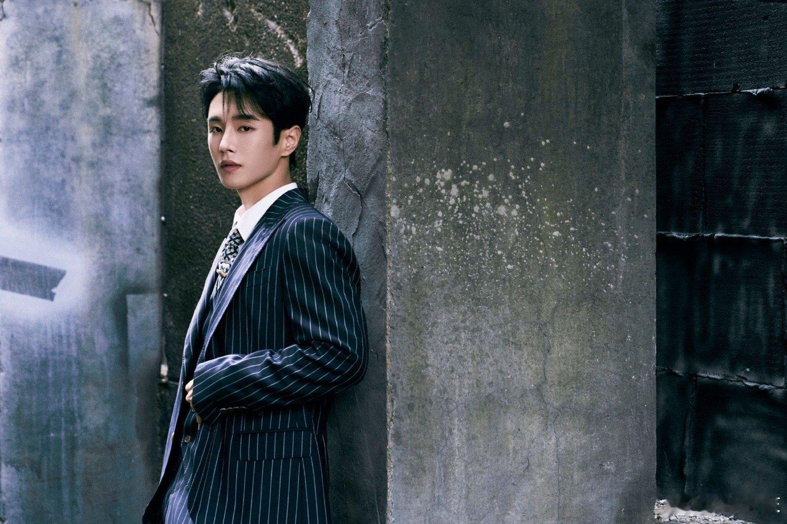 李汶翰你竟然能记住我的歌名 文荣奖红毯上，李汶翰身着黑色条纹西装搭配皮手套，气场