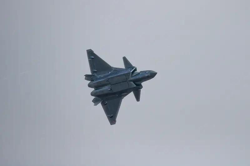 成飞首次公开展示黄皮歼20A，这可是大新闻。这黄皮不是没喷完漆，而是用的环氧富锌