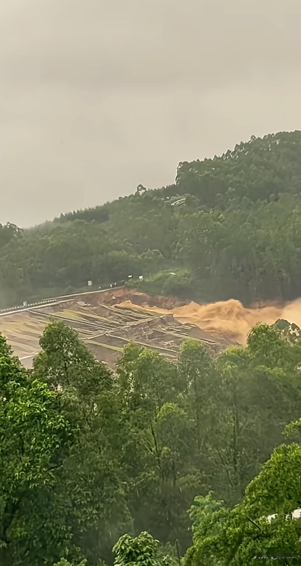 广西南宁横县这个六蓝水库，因为连续的下雨，导致水库水位暴涨，排洪排不出去， 水漫