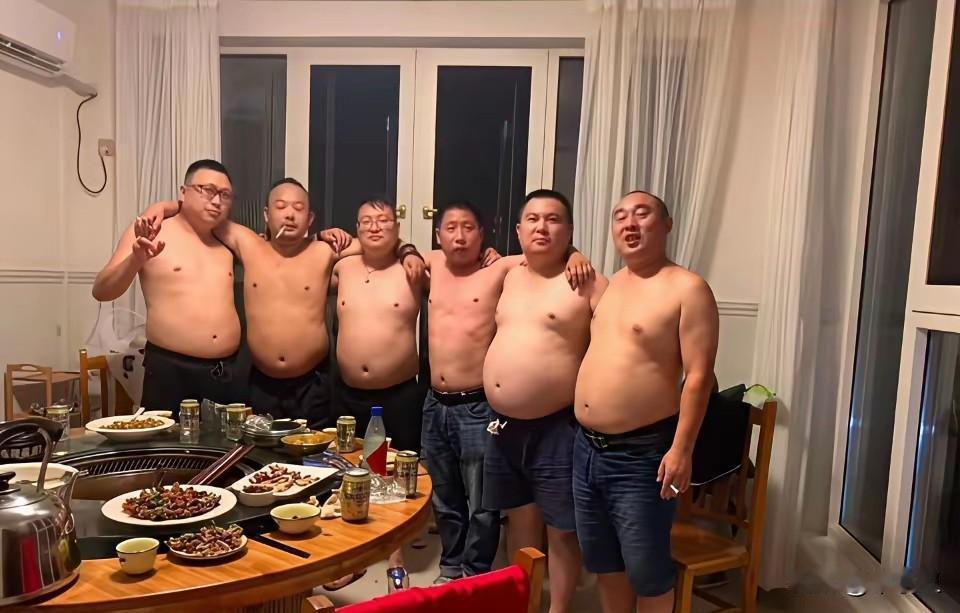 这身材，不是小老板就是体制内的，衣食无忧，打工外卖的肚子没有这么大，网友说：女人