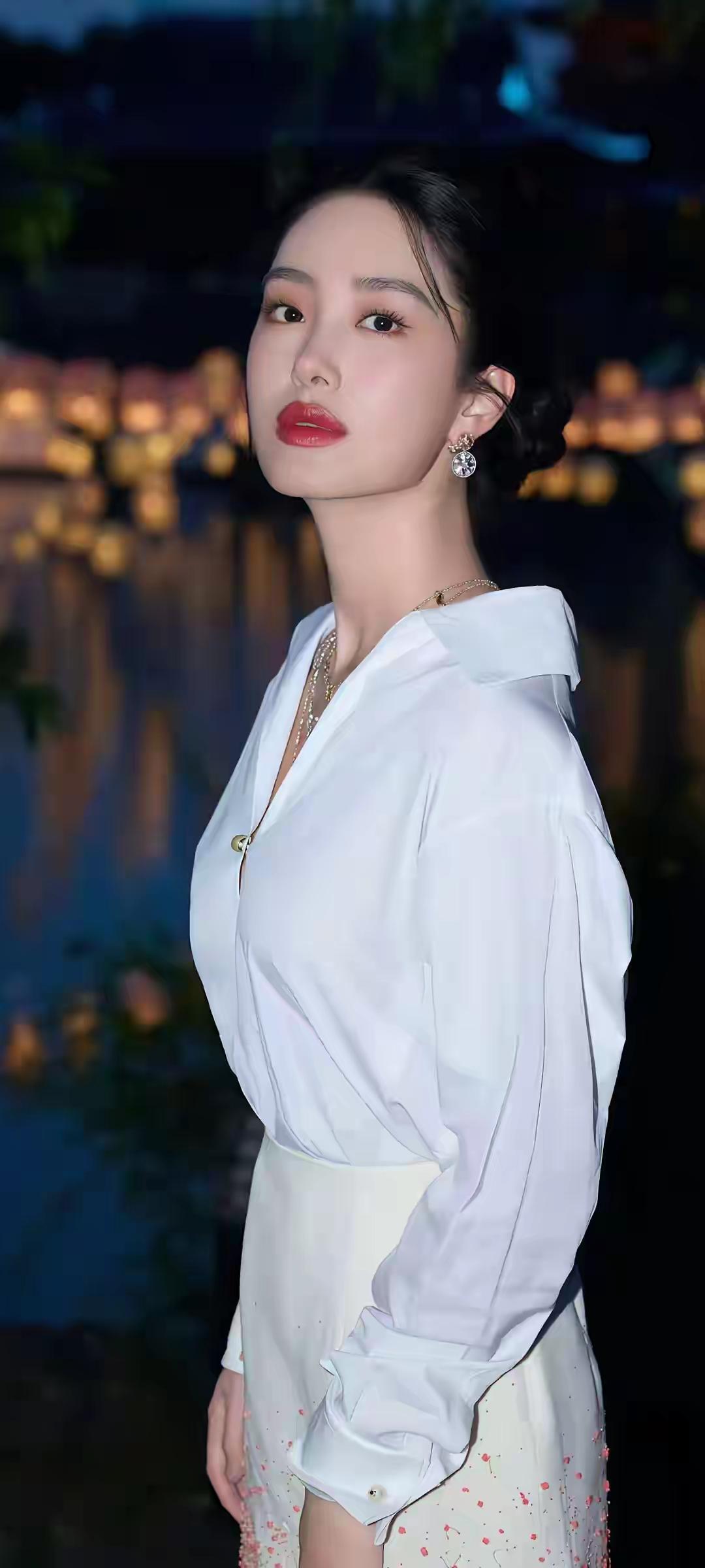 美女如此多娇，引无数英雄竞折腰。爱江山更爱美人，轰轰烈烈爱一场。