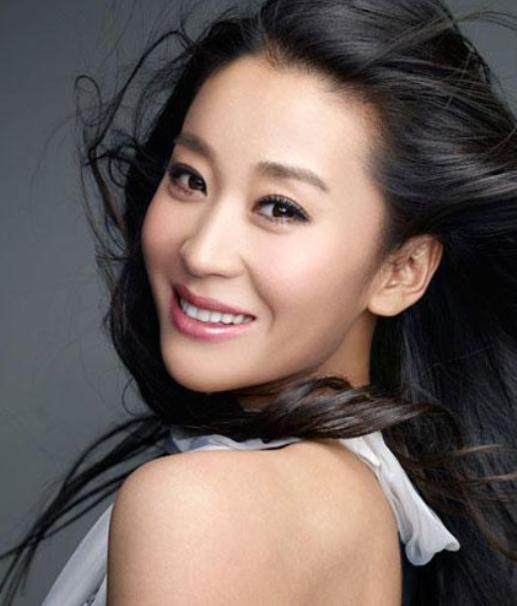 当年，王大治跟苗圃表白：“我喜欢你，做我女朋友吧。”苗圃摆摆手拒绝了：“你长得太