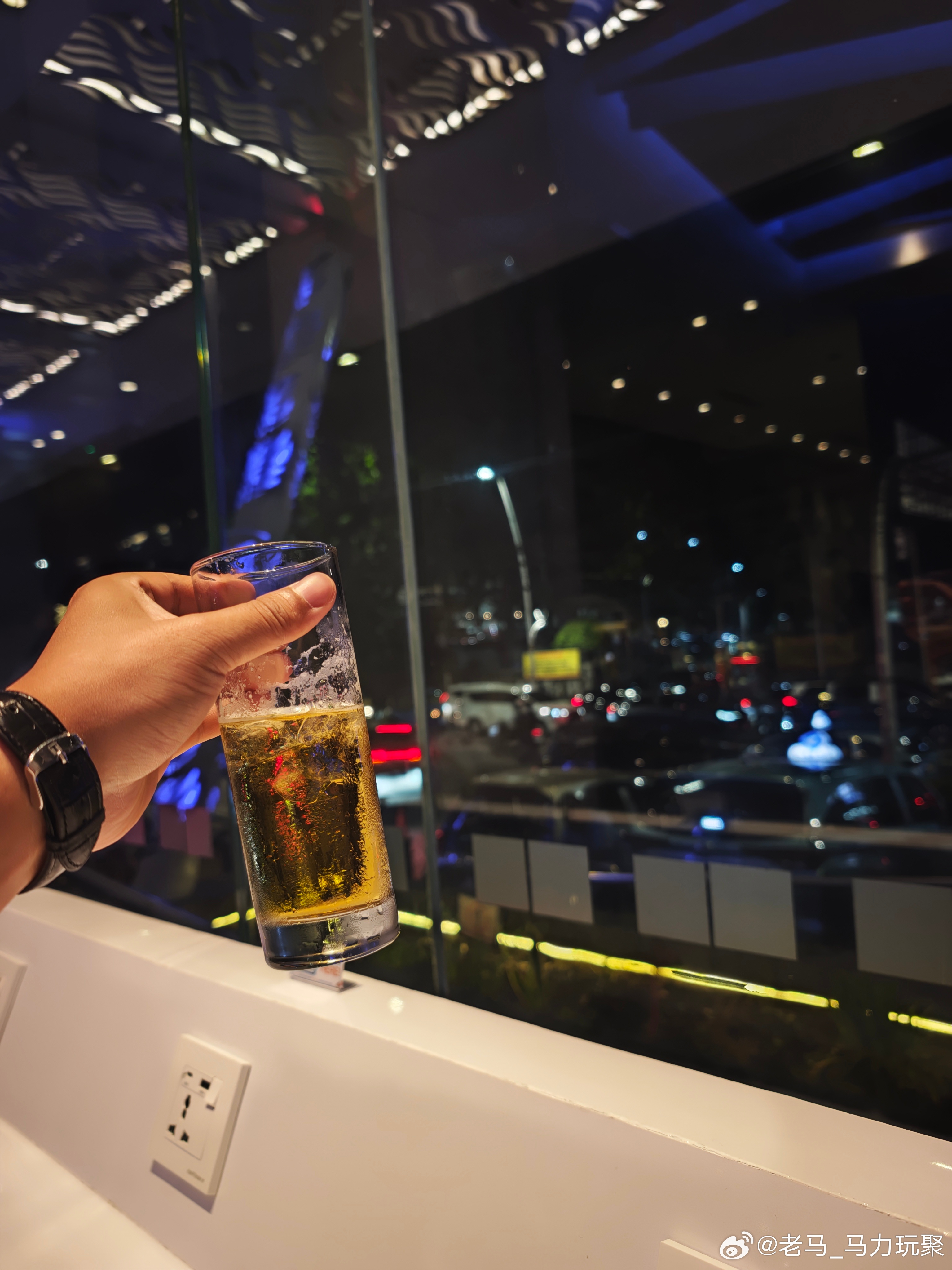 再见，雅加达！（用酒店赔付的10万印尼盾，买了一杯冰镇啤酒喝，也挺不错） 