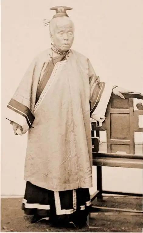 1868年，李鸿章看到母亲露在轿帘外的脚，忙低声让娘把脚往回收收，没想到李母一脚