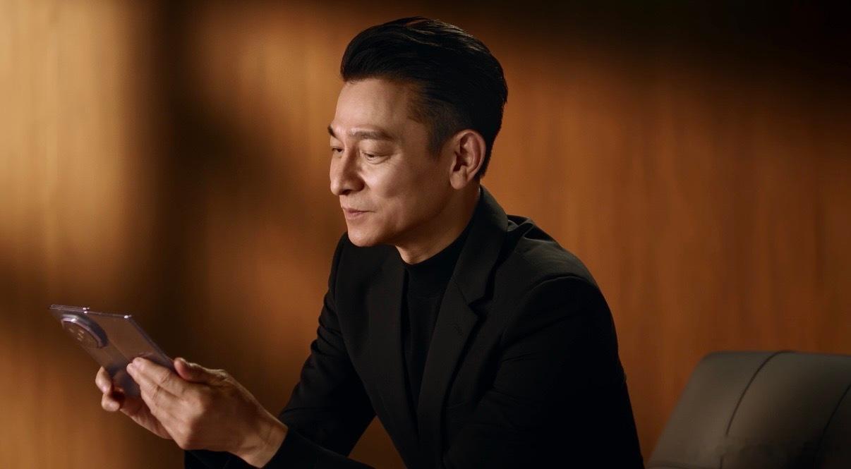刘德华问网友想听什么刘德华将出席华为发布会 看到预热视频内心满是期待，刘德华再度