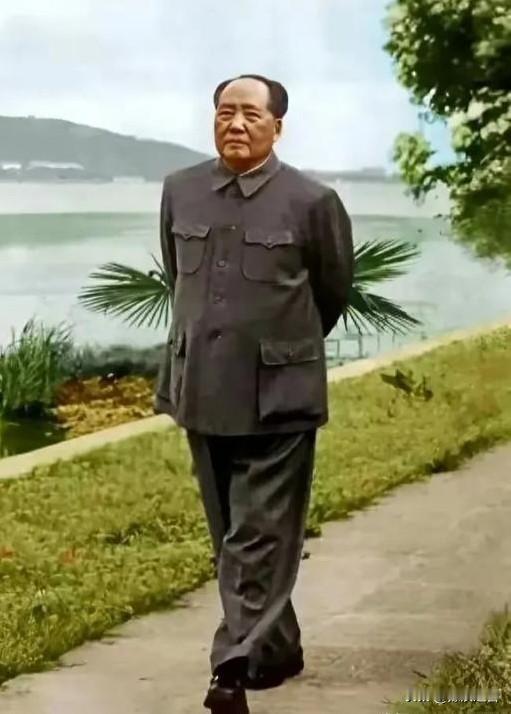 龙行虎步，气宇轩昂。

风度翩翩，衣冠楚楚。

致敬先贤铭记历史，精神长存激励行