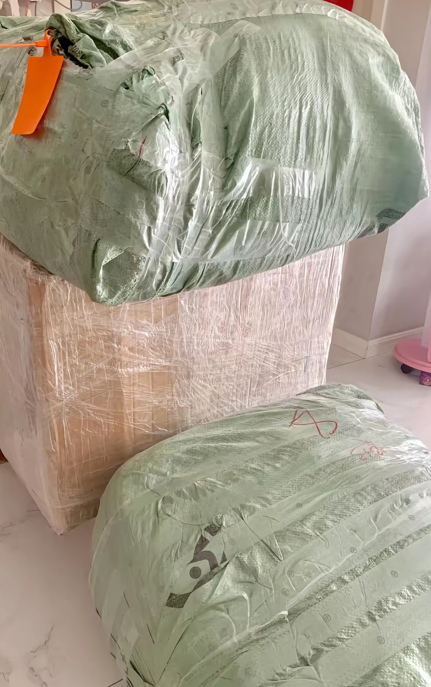 毕业季当代大学生毕业行李有多离谱当代大学生的毕业季，除了盆，其余通通带走！从褥子