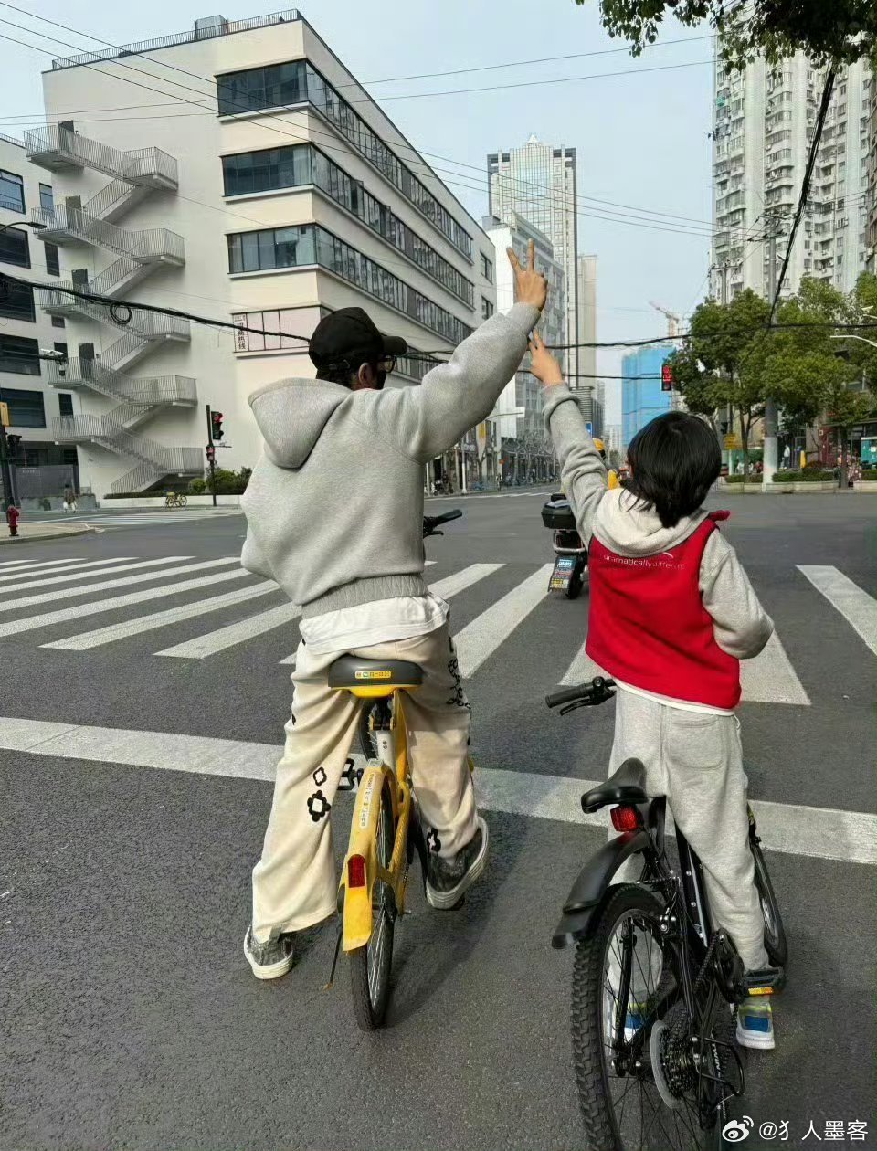 黄晓明已去交警部门接受处罚明星也是普通人，带孩子骑车挺正常的 