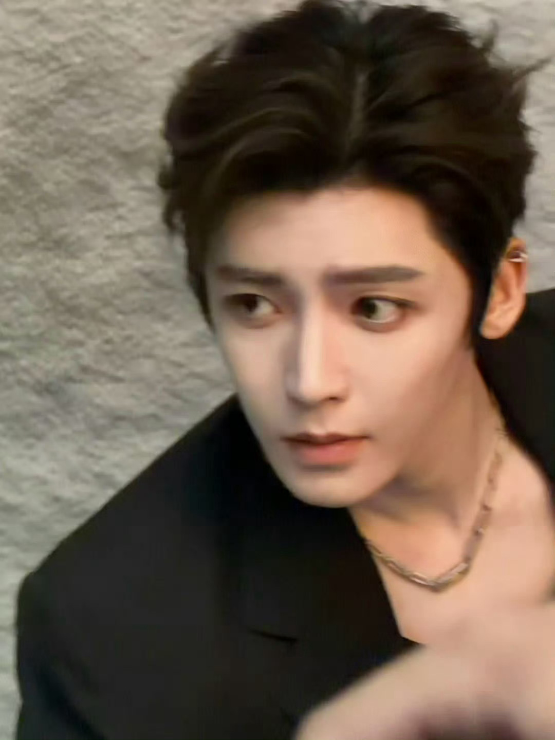 工作室总拿侯明昊帅气的脸庞迷晕粉丝。