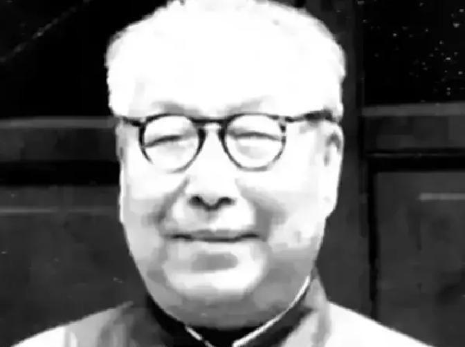 1988年夏天，河北山村的农民朱海清正在地里干活，村长气喘吁吁地跑来喊道："别干