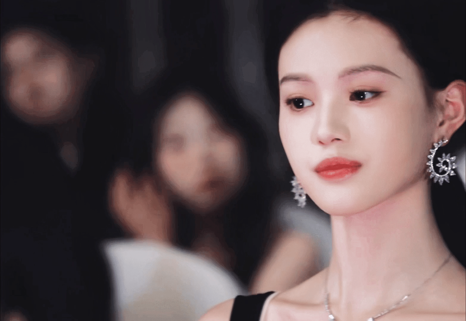 羽洁新剧妆造打光都比土营好，很适合不留刘海露出额头01年，身高170+，头小肩宽