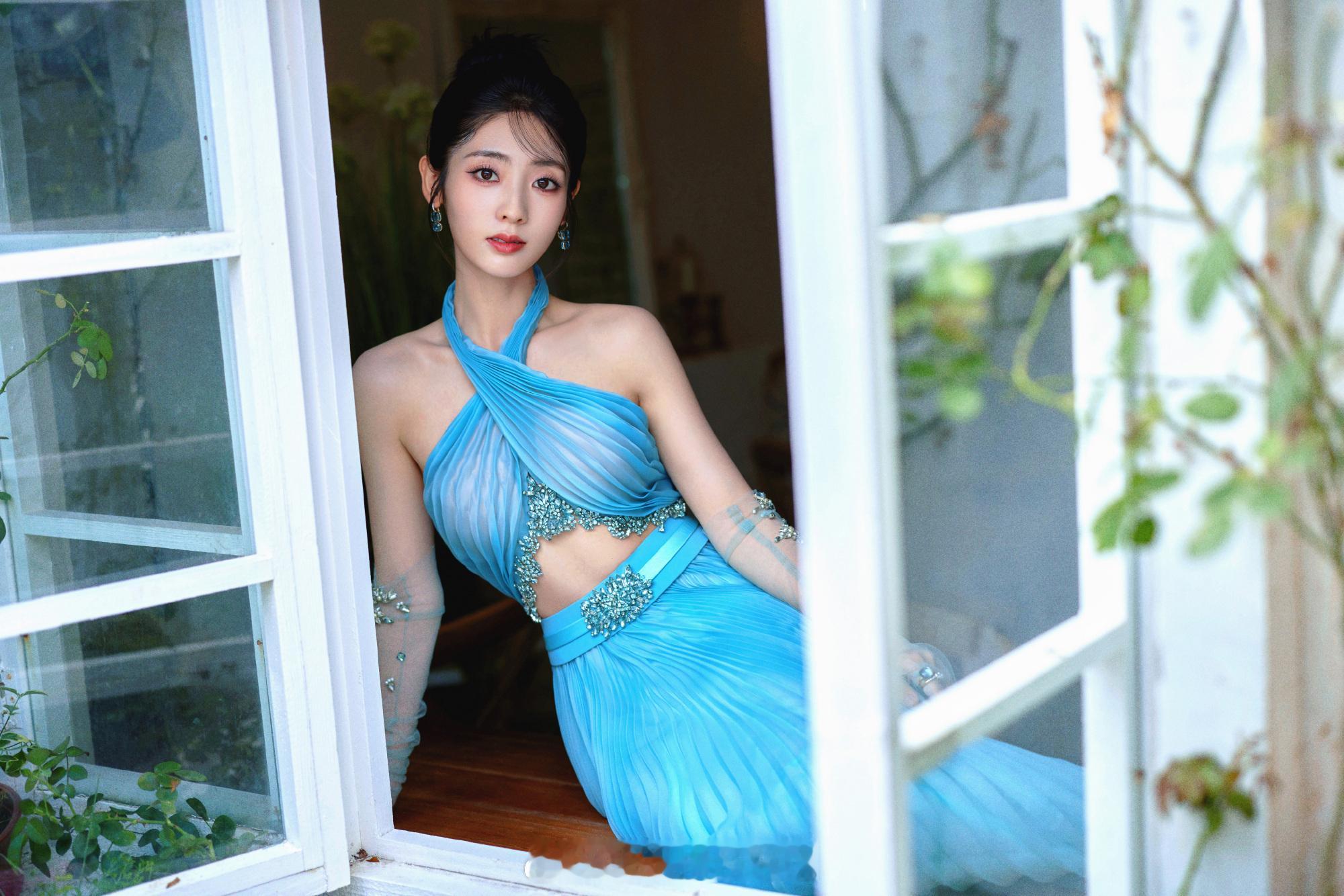 邢菲蓝色长裙灵动美丽 