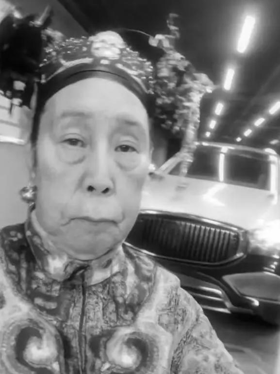 1900 年，慈禧狼狈逃窜至山西首富乔家，临行时，慈禧让乔家借她 10 万两，乔