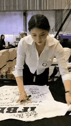 签名的动作真好看，真白