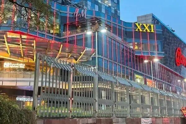 雅加达、泗水多地商场与写字楼安装高围栏一事，引发社会广泛热议。印尼政府与警方回应