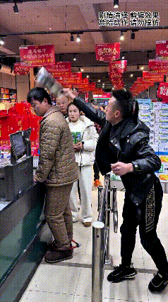 家人们快看这超市结账神操作、前面大哥插队，后面小哥直接薅着衣服给人搡地上 .
