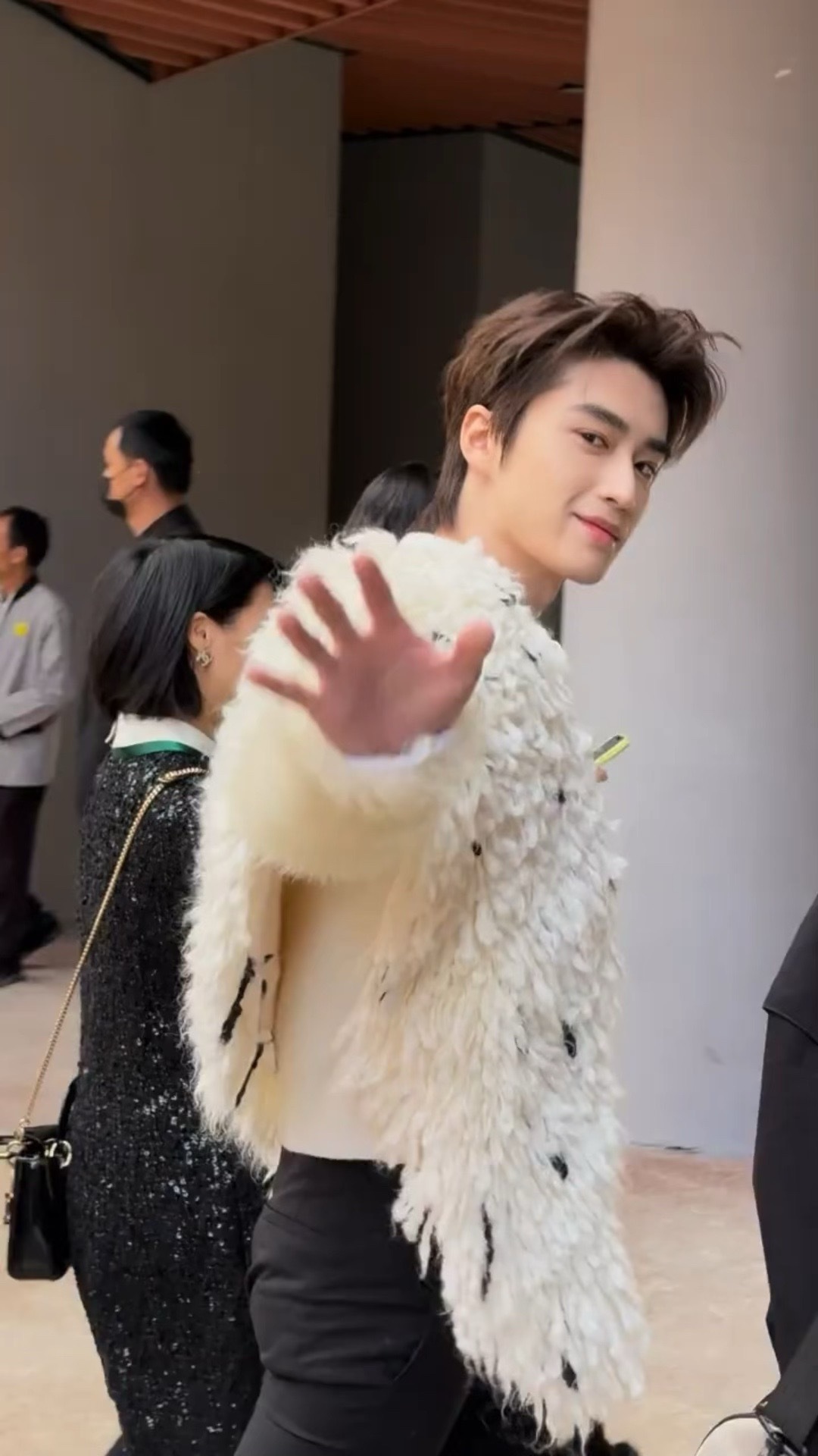 omg男神骑马了！！！张康乐vogue盛典白衣骑马入场 ​​​