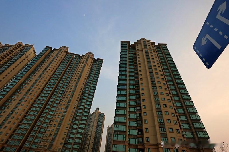 房价的本质，是货币购买力的体现。过去几十年，不是房子变贵了，而是钱“变毛”了。